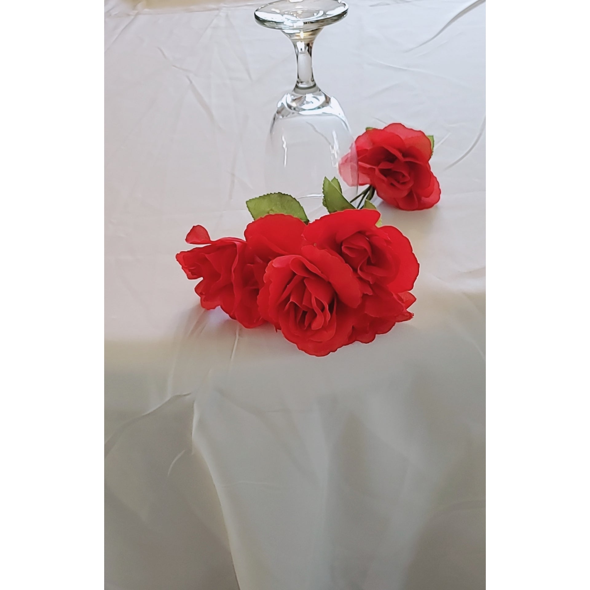 White Round Polyester Tablecloths